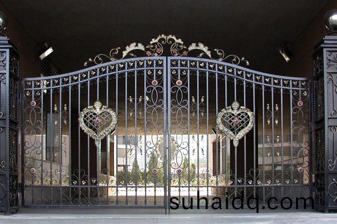 鐵(tie)藝大門成(cheng)爲(wei)綠(lv)色傢(jia)裝追(zhui)捧的(de)新浪潮